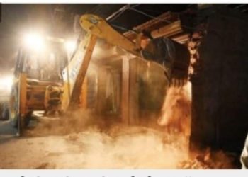 ഒറ്റപ്പാലത്ത് അനധികൃത കെ​ട്ടി​ട​ങ്ങ​ൾ പൊ​ളി​ച്ചു​നീ​ക്കു​ന്നു