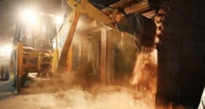 ഒറ്റപ്പാലത്ത് അനധികൃത കെ​ട്ടി​ട​ങ്ങ​ൾ പൊ​ളി​ച്ചു​നീ​ക്കു​ന്നു