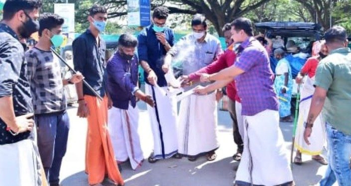 പോലീസ് ആക്ട് ഭേദഗതി 118A കത്തിച്ച്  യുവമോർച്ച പ്രതിഷേധിച്ചു