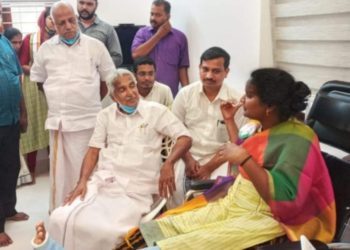 പരുക്കേറ്റ് വിശ്രമിക്കുന്ന  രമ്യ ഹരിദാസ് എംപി യെ ഉമ്മൻചാണ്ടി സന്ദർശിച്ചു
