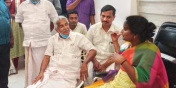 പരുക്കേറ്റ് വിശ്രമിക്കുന്ന  രമ്യ ഹരിദാസ് എംപി യെ ഉമ്മൻചാണ്ടി സന്ദർശിച്ചു