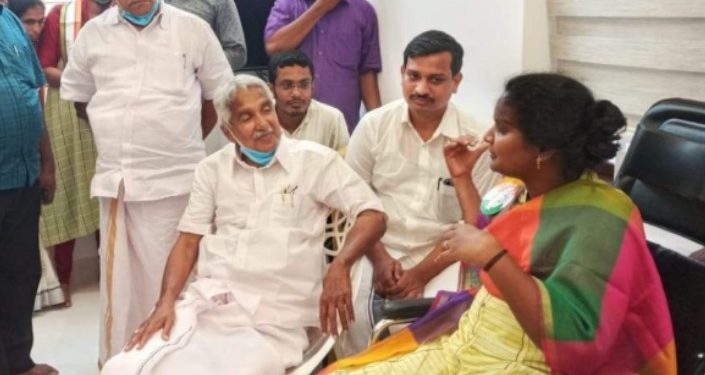 പരുക്കേറ്റ് വിശ്രമിക്കുന്ന  രമ്യ ഹരിദാസ് എംപി യെ ഉമ്മൻചാണ്ടി സന്ദർശിച്ചു