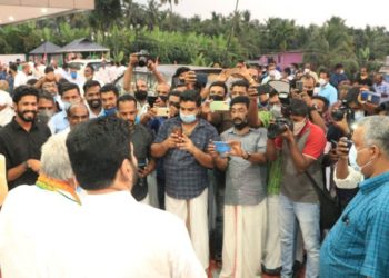 ആവേശം നിറച്ച് ഉമ്മൻചാണ്ടിയുടെ തെരഞ്ഞെടുപ്പ് പര്യടനം കരിമ്പയിൽ