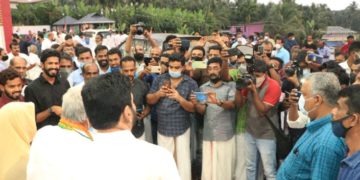 ആവേശം നിറച്ച് ഉമ്മൻചാണ്ടിയുടെ തെരഞ്ഞെടുപ്പ് പര്യടനം കരിമ്പയിൽ