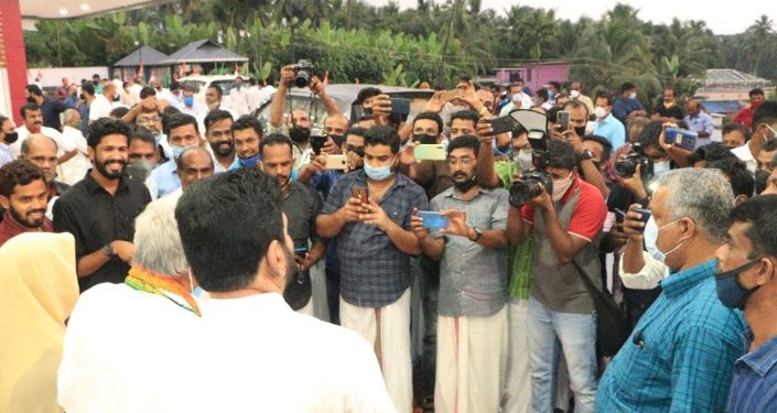 ആവേശം നിറച്ച് ഉമ്മൻചാണ്ടിയുടെ തെരഞ്ഞെടുപ്പ് പര്യടനം കരിമ്പയിൽ