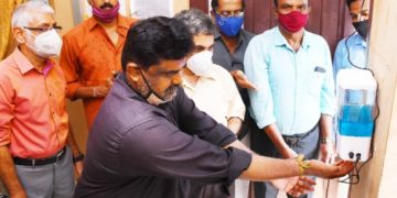 വെൽക്കം വാക്കേഴ്സ് ഫോറം സാനിറ്റൈസർ ഡിസ്പെൻസർ സ്ഥാപിച്ചു