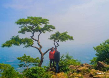 വ്യൂപോയിന്റിൽ വീണ ഒരാളെ രക്ഷപെടുത്തി: മറ്റൊരാൾക്കായി തിരച്ചിൽ