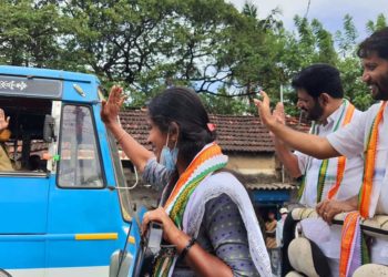 നഗര ഭരണം പിടിക്കാൻ എംപിയും എംഎൽഎയും റോഡ് ഷോ നടത്തി