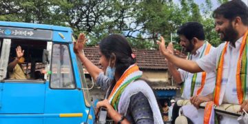 നഗര ഭരണം പിടിക്കാൻ എംപിയും എംഎൽഎയും റോഡ് ഷോ നടത്തി