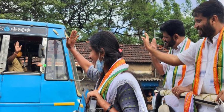 നഗര ഭരണം പിടിക്കാൻ എംപിയും എംഎൽഎയും റോഡ് ഷോ നടത്തി