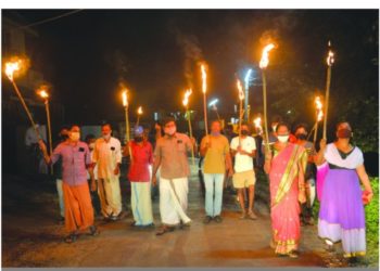 കർഷകസമരത്തിന്‌ ഐക്യദാർഢ്യം  എൽഡിഎഫ്‌ പന്തം കൊളുത്തി പ്രകടനം നടത്തി