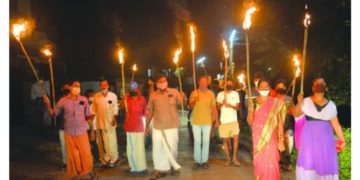 കർഷകസമരത്തിന്‌ ഐക്യദാർഢ്യം  എൽഡിഎഫ്‌ പന്തം കൊളുത്തി പ്രകടനം നടത്തി