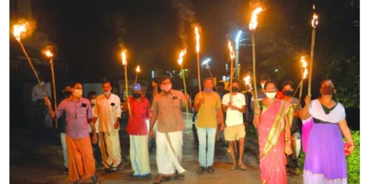 കർഷകസമരത്തിന്‌ ഐക്യദാർഢ്യം  എൽഡിഎഫ്‌ പന്തം കൊളുത്തി പ്രകടനം നടത്തി