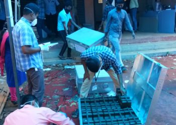 വോട്ടിങ്ങ് യന്ത്രങ്ങൾ ബി.ഡി.ഒ മാർക്ക് വിതരണം ചെയ്തു.