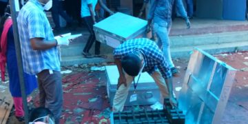 വോട്ടിങ്ങ് യന്ത്രങ്ങൾ ബി.ഡി.ഒ മാർക്ക് വിതരണം ചെയ്തു.