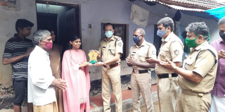 ധനലക്ഷ്മിക്ക്അനുമോദനവുംപഠന സഹായ വാഗ്ദാനവുമായിജനമൈത്രി പോലീസ്