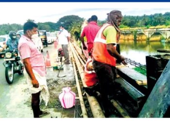 പറളി പലത്തിന്റെ   കൈ​വ​രി നി​ർ​മാ​ണം: അ​പാ​കതക്കെ​തി​രെ​ പ്ര​തി​ഷേ​ധം