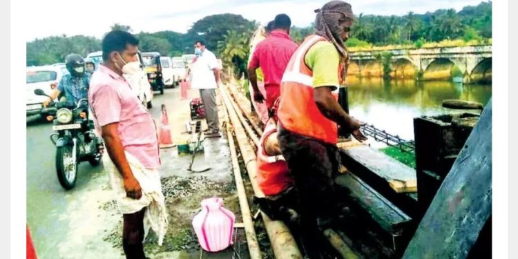 പറളി പലത്തിന്റെ   കൈ​വ​രി നി​ർ​മാ​ണം: അ​പാ​കതക്കെ​തി​രെ​ പ്ര​തി​ഷേ​ധം