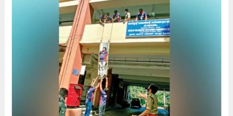 സി​വി​ൽ സ്​​റ്റേ​ഷ​നി​ൽ ഡി​ഫ​ൻ​സ് വ​ള​ൻ​റി​യ​ർ​മാ​രു​ടെ ‘ര​ക്ഷാ​പ്ര​വ​ർ​ത്ത​നം