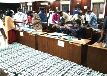 വോട്ടിങ്ങ് യന്ത്രത്തിൽ ചിഹ്നങ്ങൾ ചേർക്കൽ പുരാേഗമിക്കുന്നു.