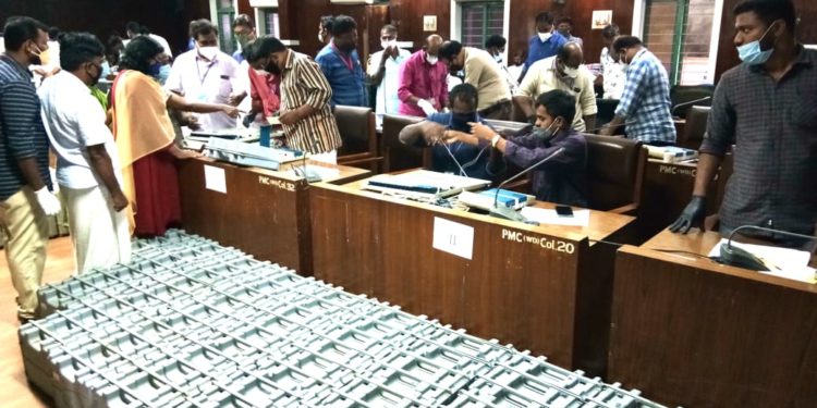 വോട്ടിങ്ങ് യന്ത്രത്തിൽ ചിഹ്നങ്ങൾ ചേർക്കൽ പുരാേഗമിക്കുന്നു.