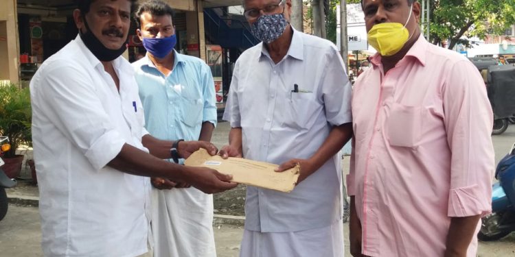 കളഞ്ഞു കിട്ടിയ പോസ്റ്റൽ ബാലറ്റ് തിരികെ നൽകി മാതൃകയായി