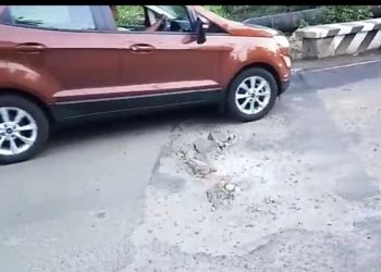 മന്തക്കാട് റോഡിലെ അപകടകരമായ ചാൽ ഉടൻ ശരിയാക്കണം.