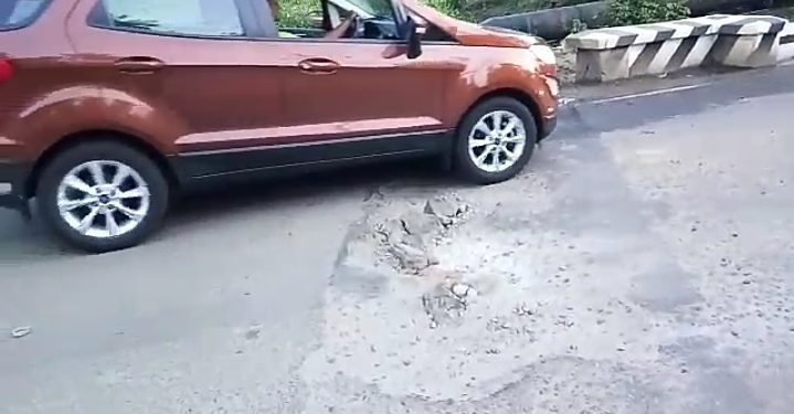 മന്തക്കാട് റോഡിലെ അപകടകരമായ ചാൽ ഉടൻ ശരിയാക്കണം.