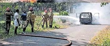 ഓടിക്കൊണ്ടിരുന്ന വാനിൽനിന്നു തീയും പുകയും, നടുറോഡിൽ വാൻ കത്തിനശിച്ചു