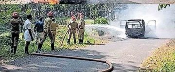 ഓടിക്കൊണ്ടിരുന്ന വാനിൽനിന്നു തീയും പുകയും, നടുറോഡിൽ വാൻ കത്തിനശിച്ചു