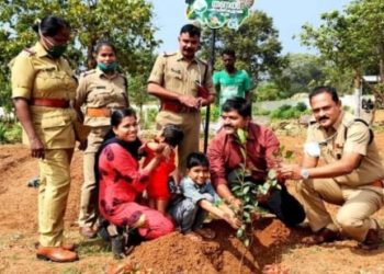 ജയിലിൽ വൃക്ഷതൈകൾ നട്ടു കൊണ്ട് അദ്ധ്യാപക ദമ്പതികൾ
