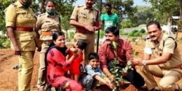 ജയിലിൽ വൃക്ഷതൈകൾ നട്ടു കൊണ്ട് അദ്ധ്യാപക ദമ്പതികൾ