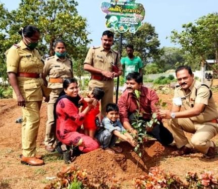 ജയിലിൽ വൃക്ഷതൈകൾ നട്ടു കൊണ്ട് അദ്ധ്യാപക ദമ്പതികൾ