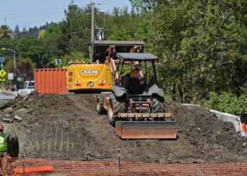 നാട്ടുകൽ മു​ത​ൽ താ​ണാ​വ് വരെ ദേശീയ പാത : പാലം പണി വൈകും