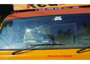 എംഎൽഎയെ വീട്ടിൽനിന്ന് ഇറക്കിവിട്ടയാളുടെ വാഹനത്തിനു നേരെ കല്ലേറ്