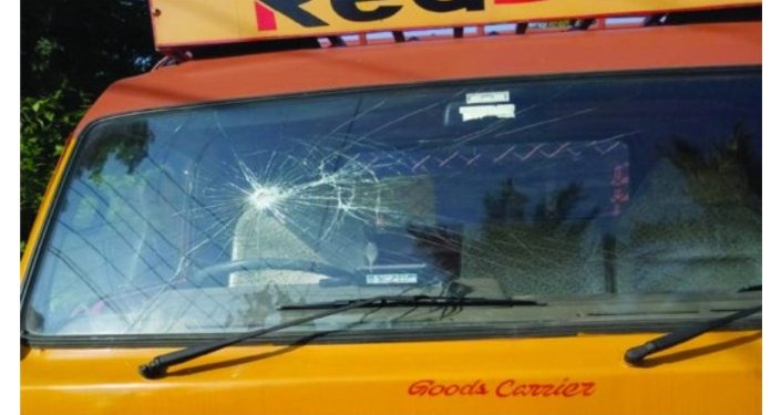 എംഎൽഎയെ വീട്ടിൽനിന്ന് ഇറക്കിവിട്ടയാളുടെ വാഹനത്തിനു നേരെ കല്ലേറ്