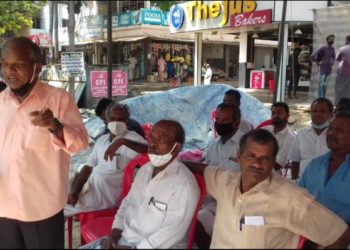 കർഷകർക്ക് ഐക്യദാർഢ്യം പ്രഖ്യാപിച്ച്‌ കാഞ്ഞിരത്ത് സമരം നടത്തി.