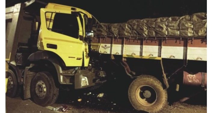 വാളയാറിൽ  നിർത്തിയിട്ട ലോറികൾക്കു പിറകിൽ ടിപ്പർ ഇടിച്ച് 2 മരണം