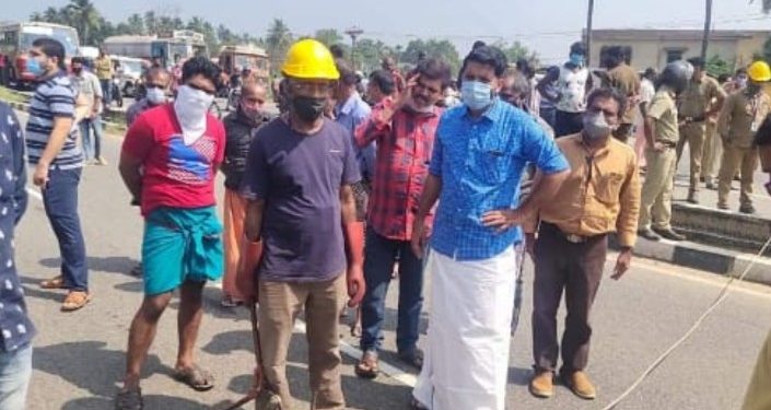വൈദ്യുത കമ്പി തകർന്നുവീണ് മണിക്കൂറുകൾ ഗതാഗത കുരുക്ക്