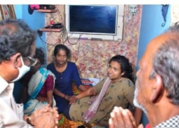 കൊല്ലപ്പെട്ട അനീഷിന്റെ വീട് മന്ത്രി എ.കെ ബാലൻ സന്ദർശിച്ചു