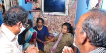കൊല്ലപ്പെട്ട അനീഷിന്റെ വീട് മന്ത്രി എ.കെ ബാലൻ സന്ദർശിച്ചു