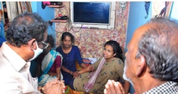 കൊല്ലപ്പെട്ട അനീഷിന്റെ വീട് മന്ത്രി എ.കെ ബാലൻ സന്ദർശിച്ചു