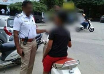 വഴി തടസ്സപ്പെടുത്തിയ ബൈക്ക് യാത്രികന്റെ ലൈസന്‍സ് സസ്‌പെന്റ് ചെയ്തു