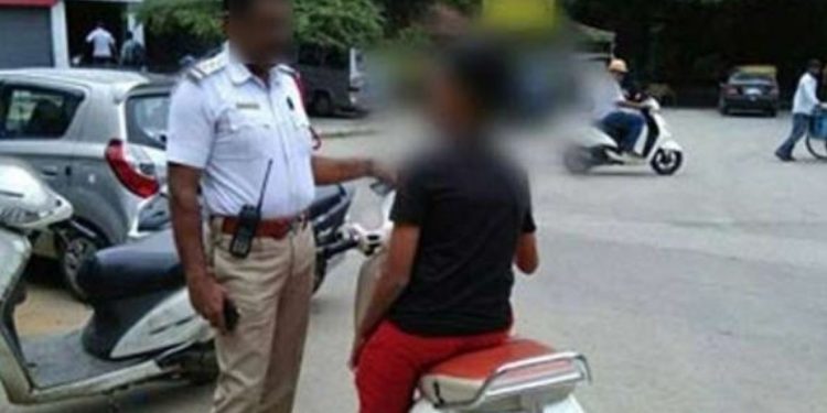 വഴി തടസ്സപ്പെടുത്തിയ ബൈക്ക് യാത്രികന്റെ ലൈസന്‍സ് സസ്‌പെന്റ് ചെയ്തു