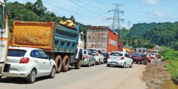 ലോറി കേടായി: കുതിരാനിൽ മൂന്ന് മണിക്കൂർ കുരുക്ക്