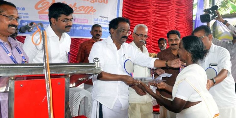 ജില്ലയില്‍ റവന്യൂ വകുപ്പ് വിതരണം ചെയ്തത് 15,104 പട്ടയങ്ങള്‍