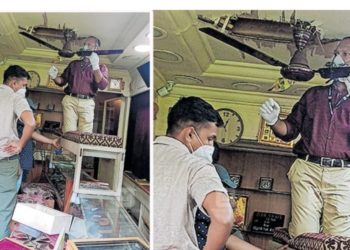 ജ്വല്ലറിയുടെ മേൽക്കൂര പൊളിച്ച് അകത്തുകടന്ന്   വെള്ളിയാഭരണങ്ങൾ കവർന്നു