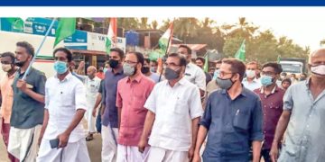 സ്പോ​ട​ന​ത്തി‍െൻറ ഭാ​ഗ​മാ​യി  കാ​ഞ്ഞി​ര​ത്താ​ണി​യി​ല്‍ പ്ര​തി​ഷേ​ധ പ്ര​ക​ട​നം ന​ട​ത്തി.