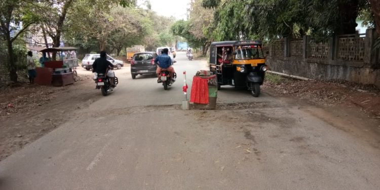 നാട്ടുകാർ അപകടസൂചന വെച്ചു.