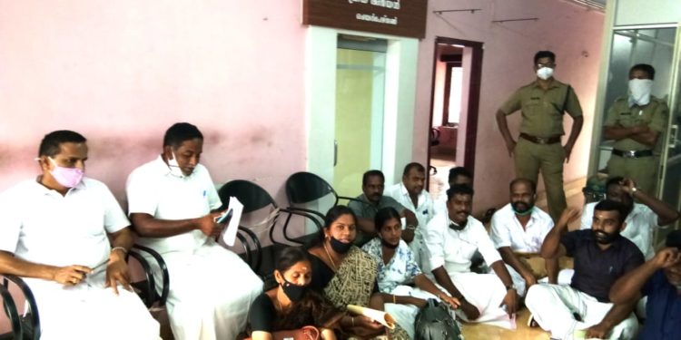 പാലക്കാട് നഗരസഭ വീണ്ടും കൊടി കെട്ടിയ വിവാദത്തില്‍